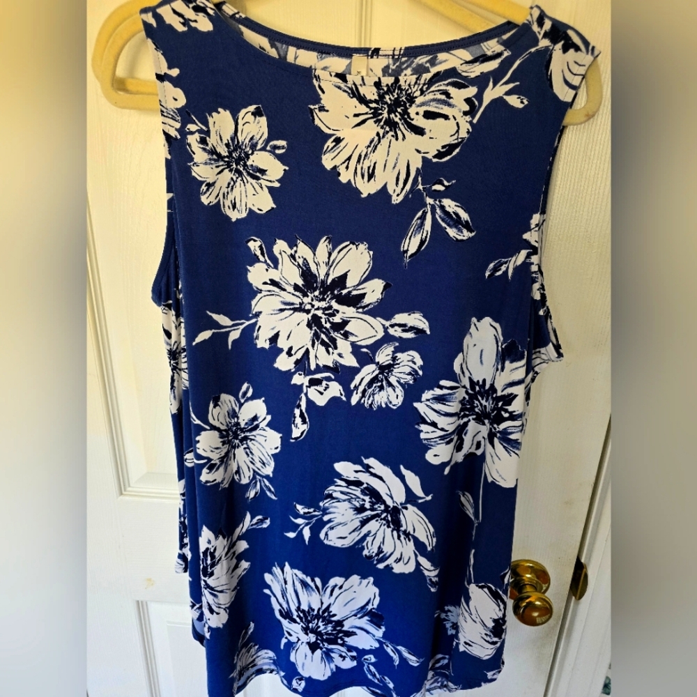 NWT- Seabreeze Floral Tank